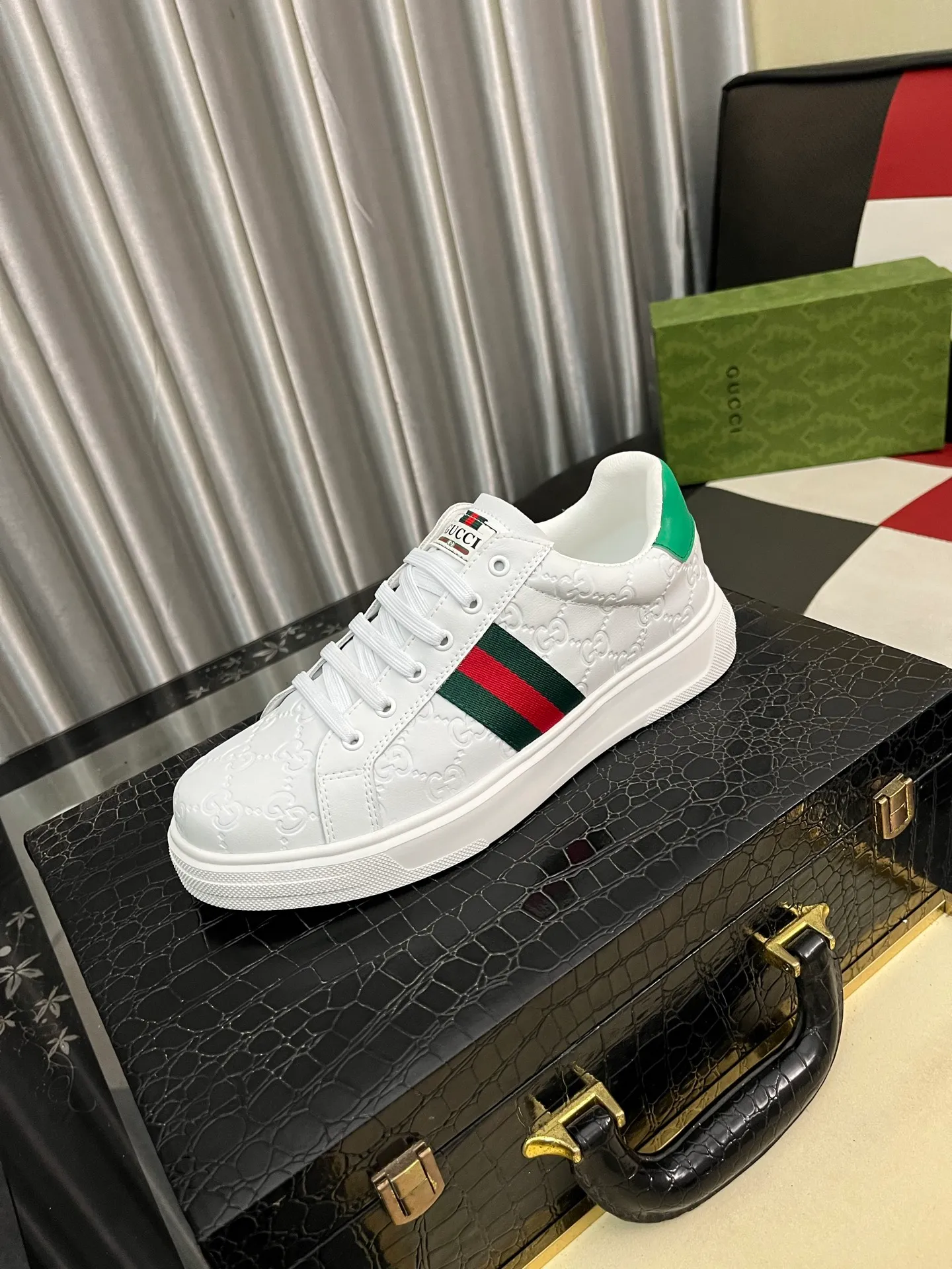 Men's shoes 💰420⌚️⌚️ [Gucci·Gucci] Original quality. ~ Unique modern style sneakers. 🏃A must-have casual shoe for trendy men😍😍 Original brand imported from Italy, imported original leather, sheep lining (refuses to discolor and grind feet) Sole: Original sole provided by the original factory, French lazy style design ⚠️Fit to the feet, original quality, super comfortable original sole. Code number: 38-442️⃣Colors available